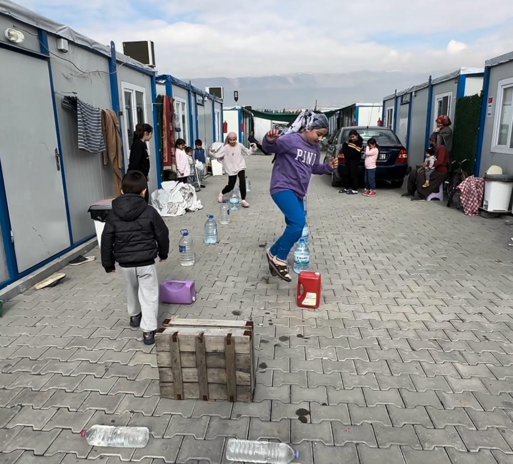 kahramanmarasta cocuklar konteyner kentte survivor parkuru yapti 45a52bc