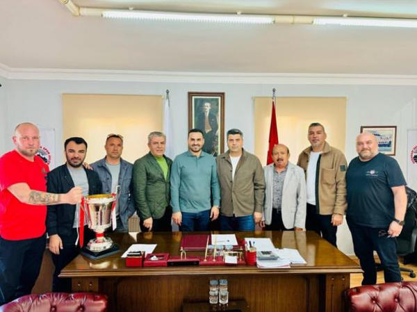 KUŞADASI, (DHA)- TFF 3’üncü Lig 3’üncü Grup ekiplerinden Kuşadasıspor’da teknik direktörlük
