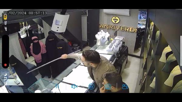 kuyumcuyu soymaya kalkisan kadinlar yakalaninca cildirdi 2 1928425