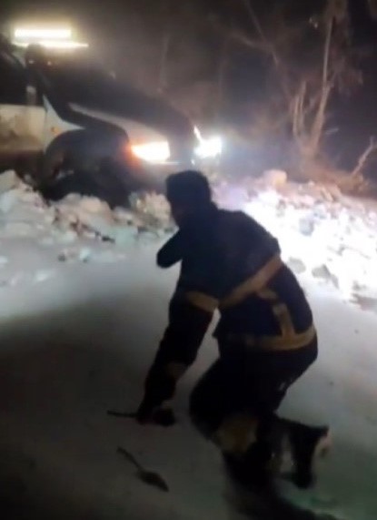 KAHRAMANMARAŞ'TA KARLI BÖLGEDE ARAÇLARIYLA MAHSUR KALAN 3 KİŞİNİN YARDIMINA İTFAİYE