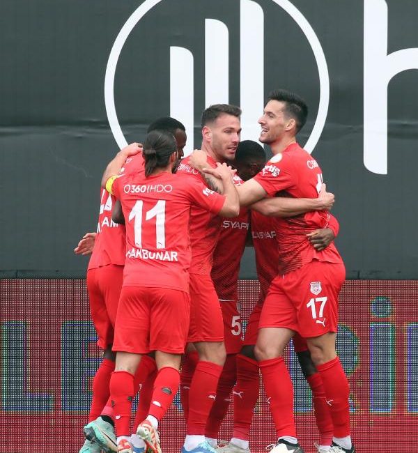 İLGİNİZİ ÇEKEBİLİR: Otomobilin hurdaya döndüğü kazada polis, elleriyle kum dökerek