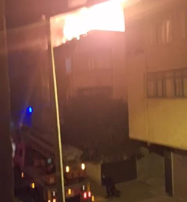Muharrem ÇAM/İSTANBUL, (DHA)-PENDİK’te 3 katlı binanın çatısında başlayan yangın, bitişiğinde