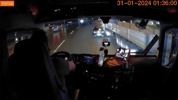 SULTANGAZİ’de seyir halindeki TIR şoförü, park halindeki TIR’dan akaryakıt çalmaya