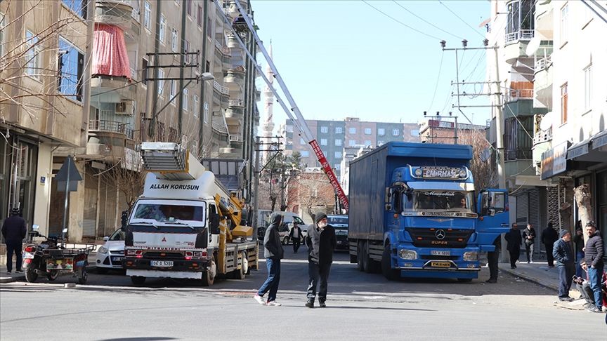 Kahramanmaraş’ta yaşayan depremzedeler, eşya yardımına ilişkin detayları sorgulamaya devam ediyor.