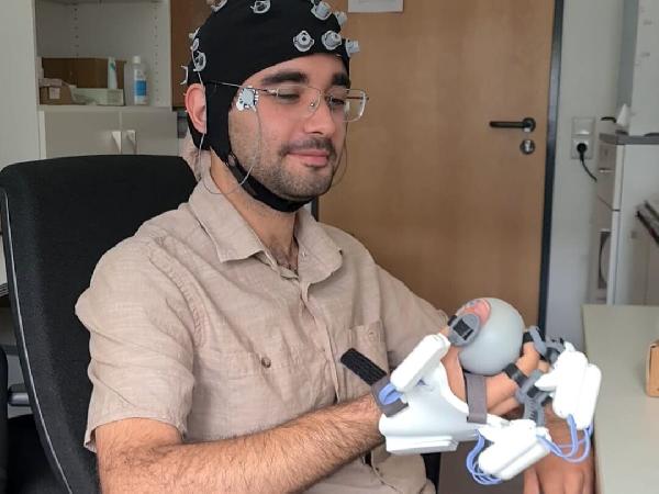 tip ogrencisinin urettigi giyilebilir mobil el dis iskeleti kismi felclilerin hayat kalitesini artiracak b220302