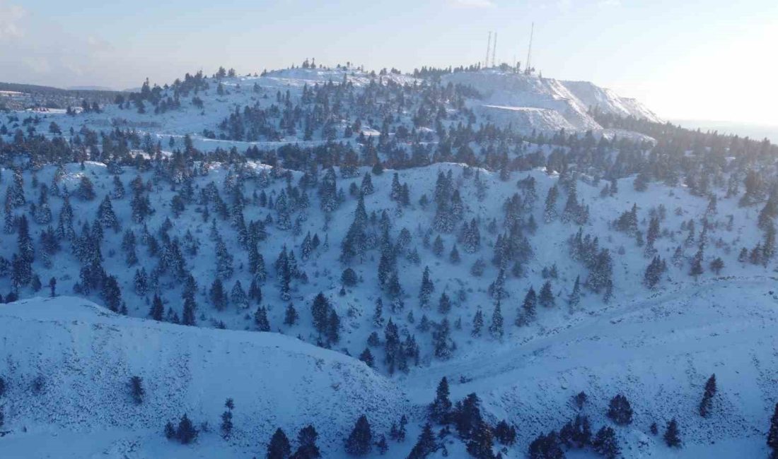 MERSİN’DE TOROS DAĞLARI BEKLENEN KAR YAĞIŞININ ARDINDAN BEYAZA GELİNLİĞİNİ GİYDİ.