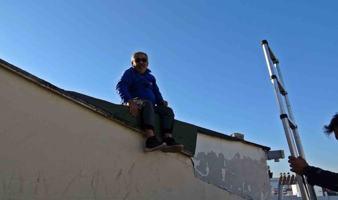 ANTALYA’DA TELEVİZYON İZLERKEN DÜŞÜK SİNYALİ DÜZELTMEK İÇİN ÇATIDAKİ ÇANAK ANTENİNİN