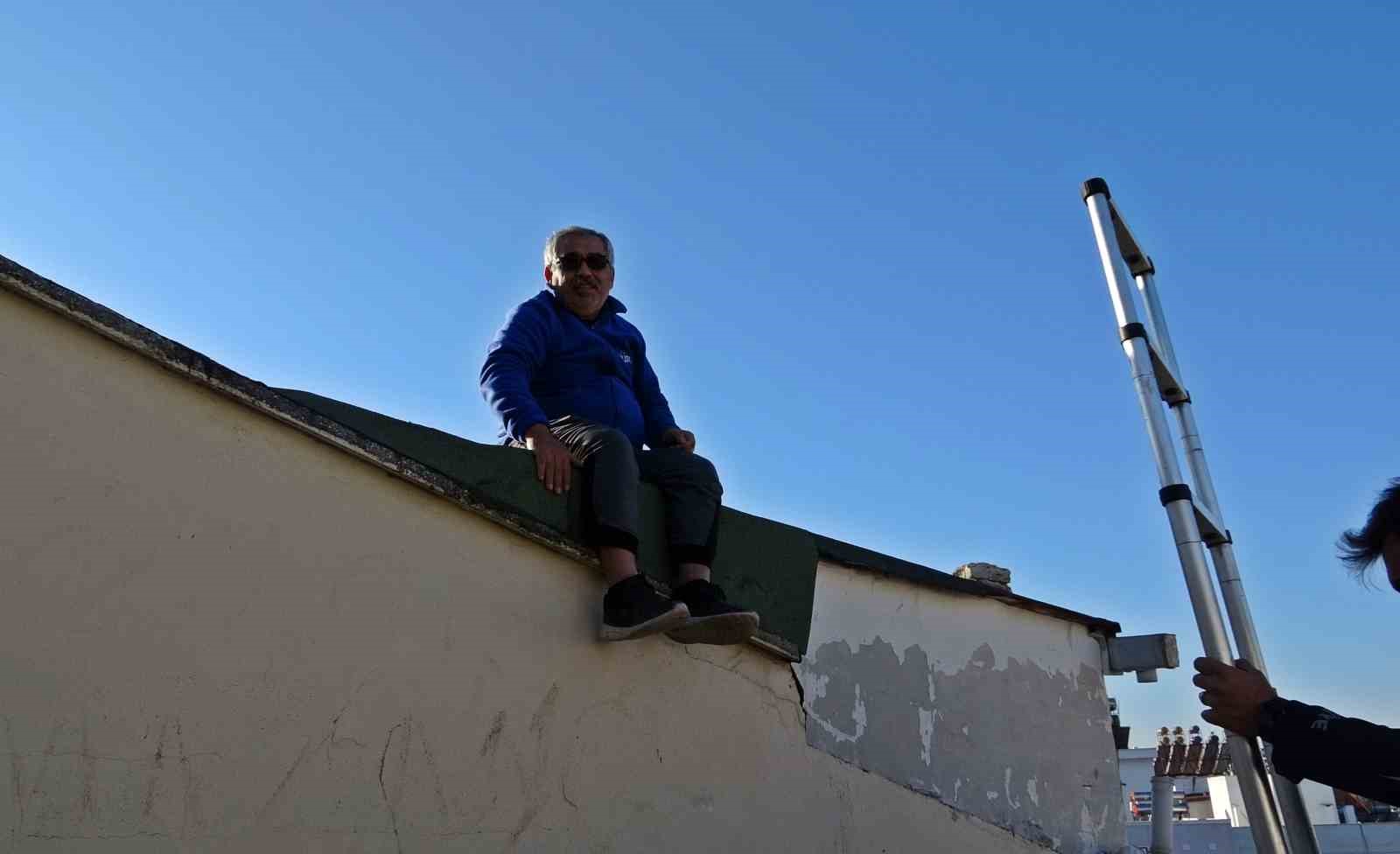 uyduda parazit var deyip catiya cikti 2 metre yukseklikte mahsur kaldi 267dad0