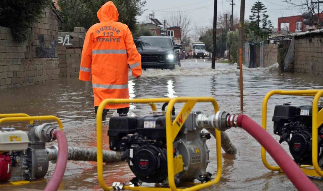 ANTALYA’DA YOĞUN SAĞANAK NEDENİYLE SU ALTINDA KALAN BİR MAHALLEDEKİ SU