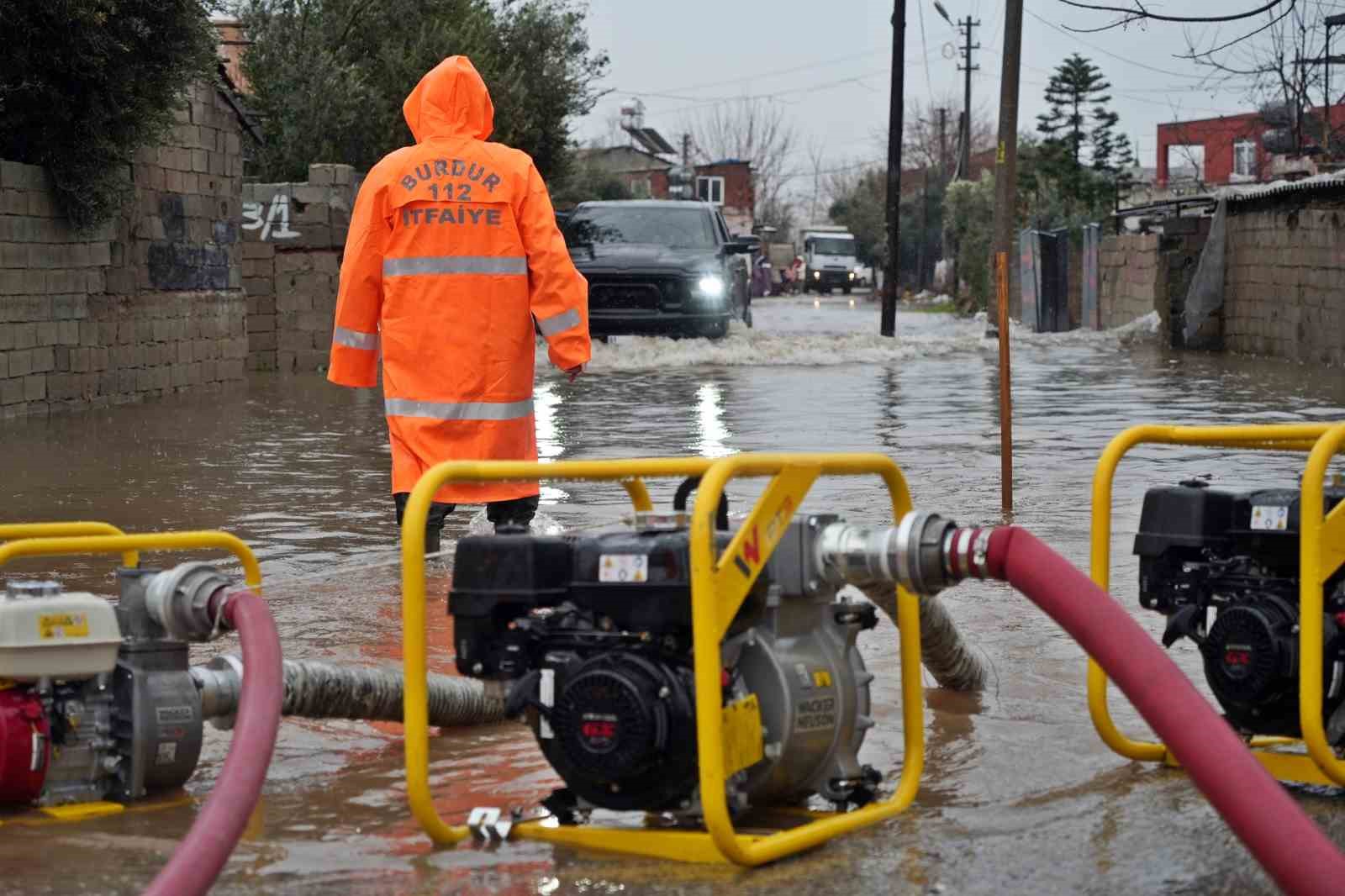 yagmur sularinin yuttugu mahallede su seviyesi yariya dustu ea18f00