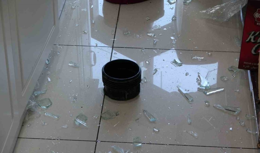 ANTALYA’NIN MANAVGAT İLÇESİNDE KAVŞAKTA BULUNAN SÜS HAVUZUNUN SU TIPASI, YOL