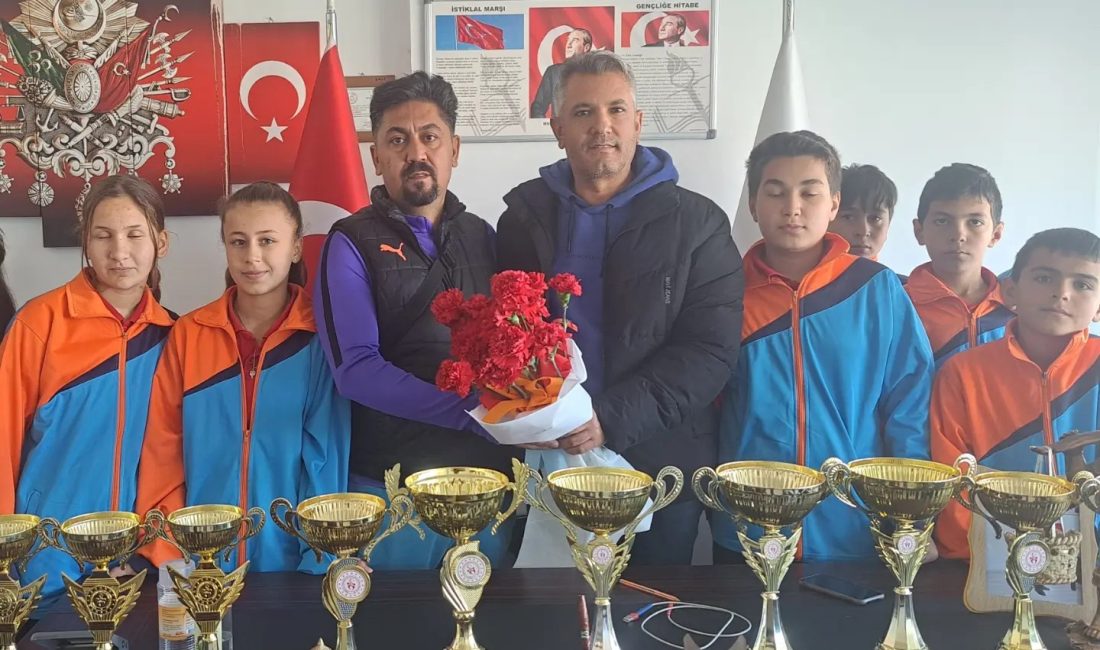 Düziçi Atatürk ortaokulu okul sporları yıldız kız ve erkek takımları