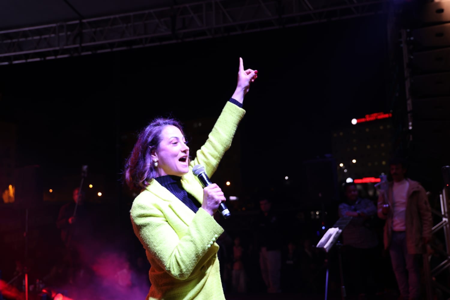 BAŞKAN ADAYI SUDİYE GİZEM AKSOYLU'DAN KOZAN'DA DEV KONSER