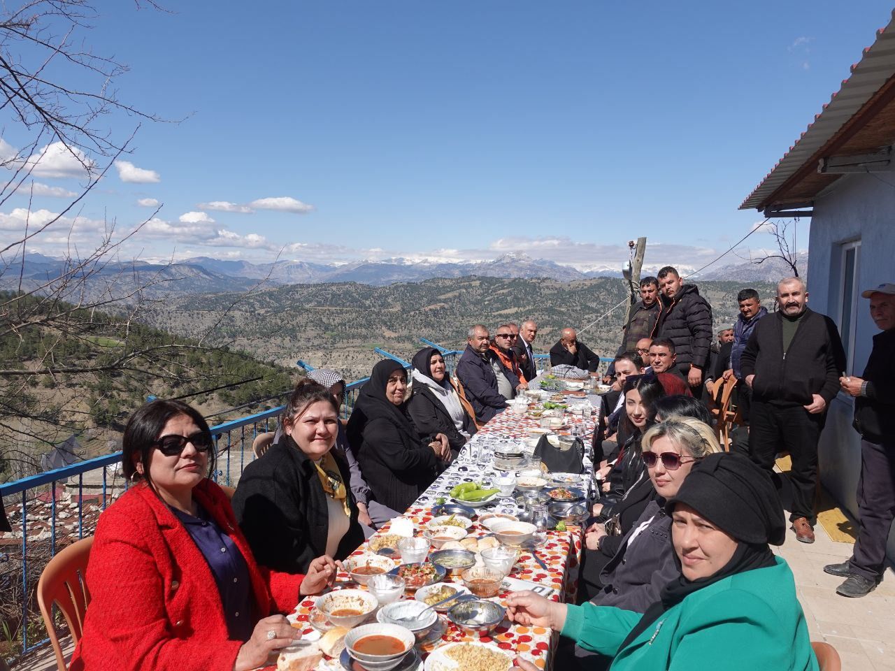 ASFALT ZENGİNİN KAPISINA KADAR GİDİYOR, SİZİN GÜNAHINIZ NE?