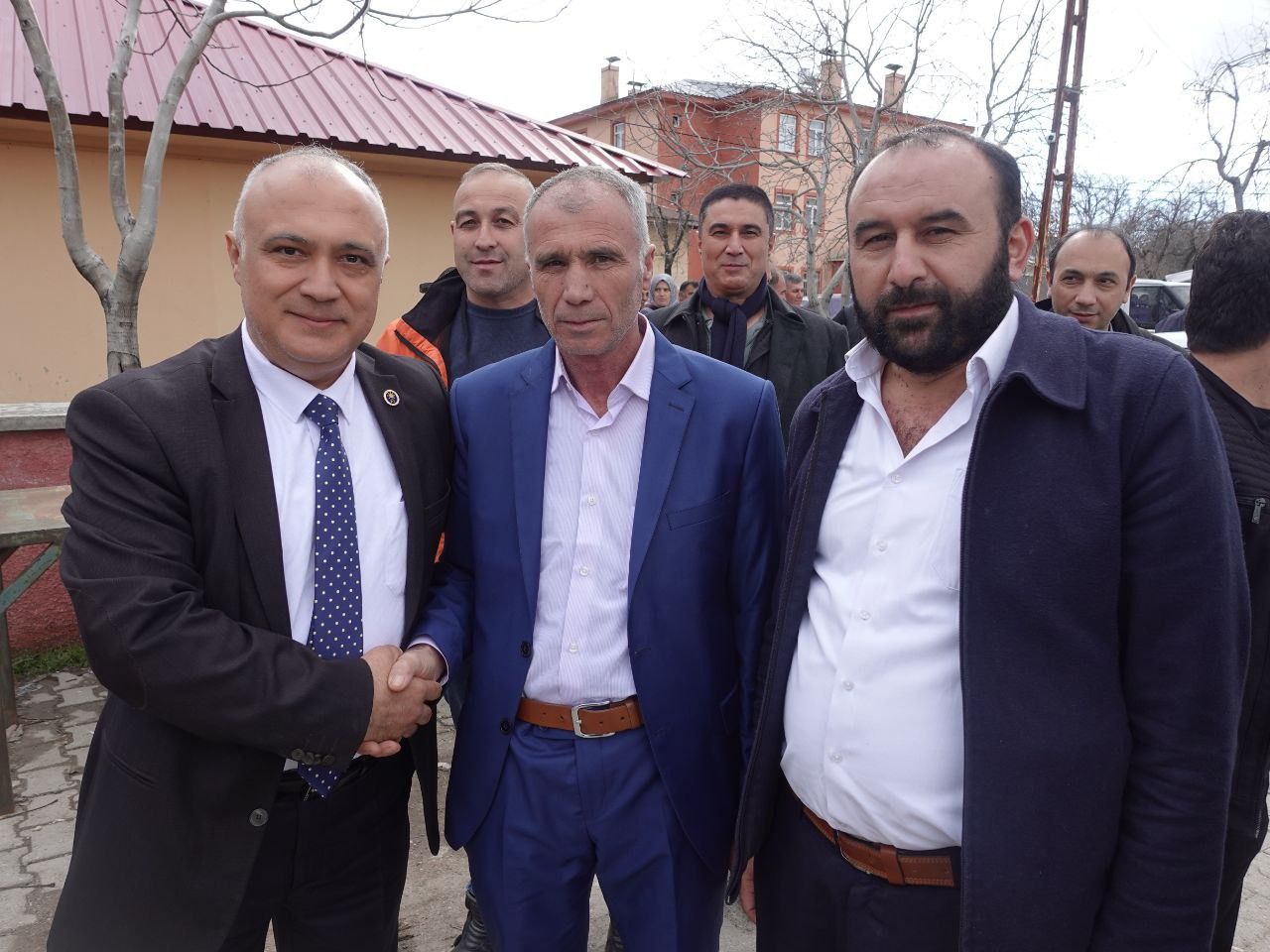 ASFALT ZENGİNİN KAPISINA KADAR GİDİYOR, SİZİN GÜNAHINIZ NE?