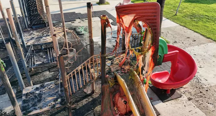 Çocuk parkındaki oyun alanını kundakladılar