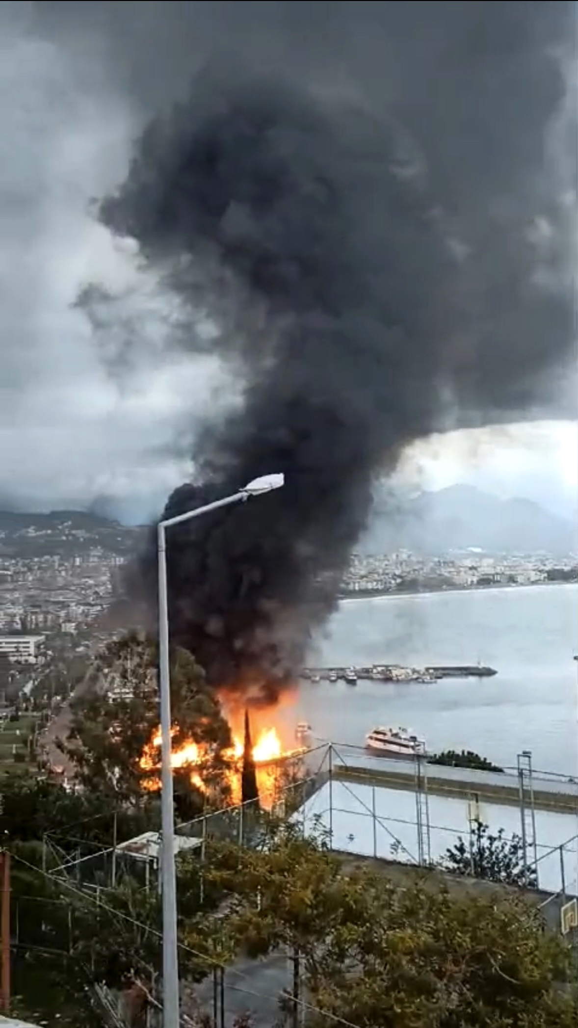 alanyada 2 tekne alev alev yandi 2 65fbec4fe41ff