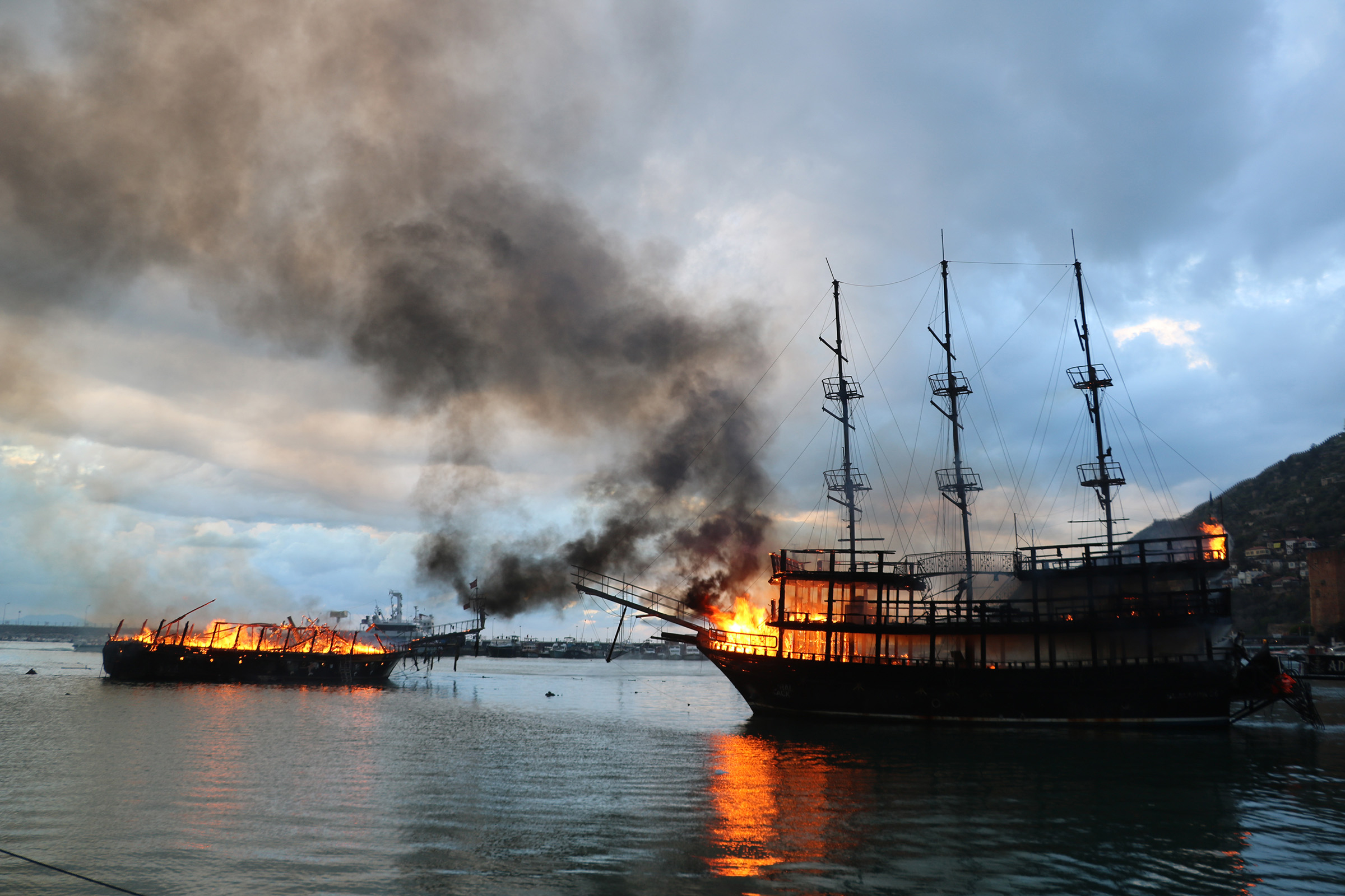 alanyada 2 tekne alev alev yandi 65fbdbe493524