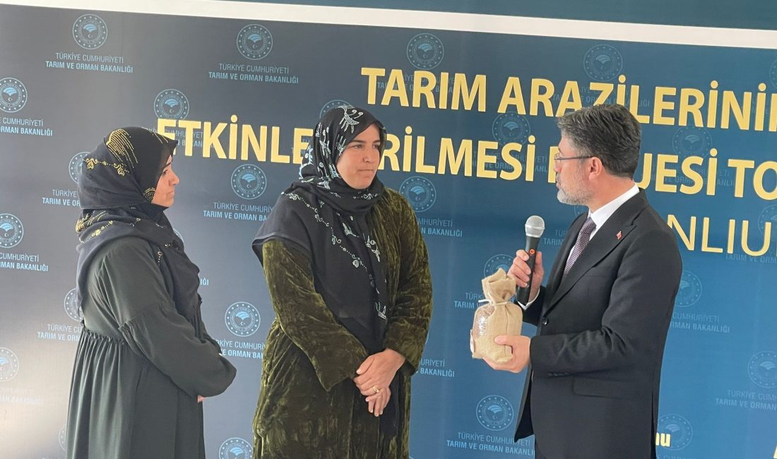 AK PARTİ İL BAŞKANLIĞI’NI ZİYARET ETTİ, ÇİFTÇİLERE TOHUM DAĞITTI Tarım