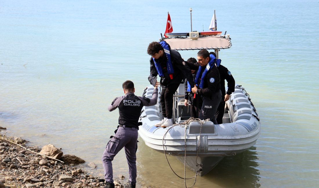 Anıl ATAR-Yaşar SERİNTÜRK/ADANA, -ADANA’da deniz bisikleti ile Seyhan Baraj Gölü’ne