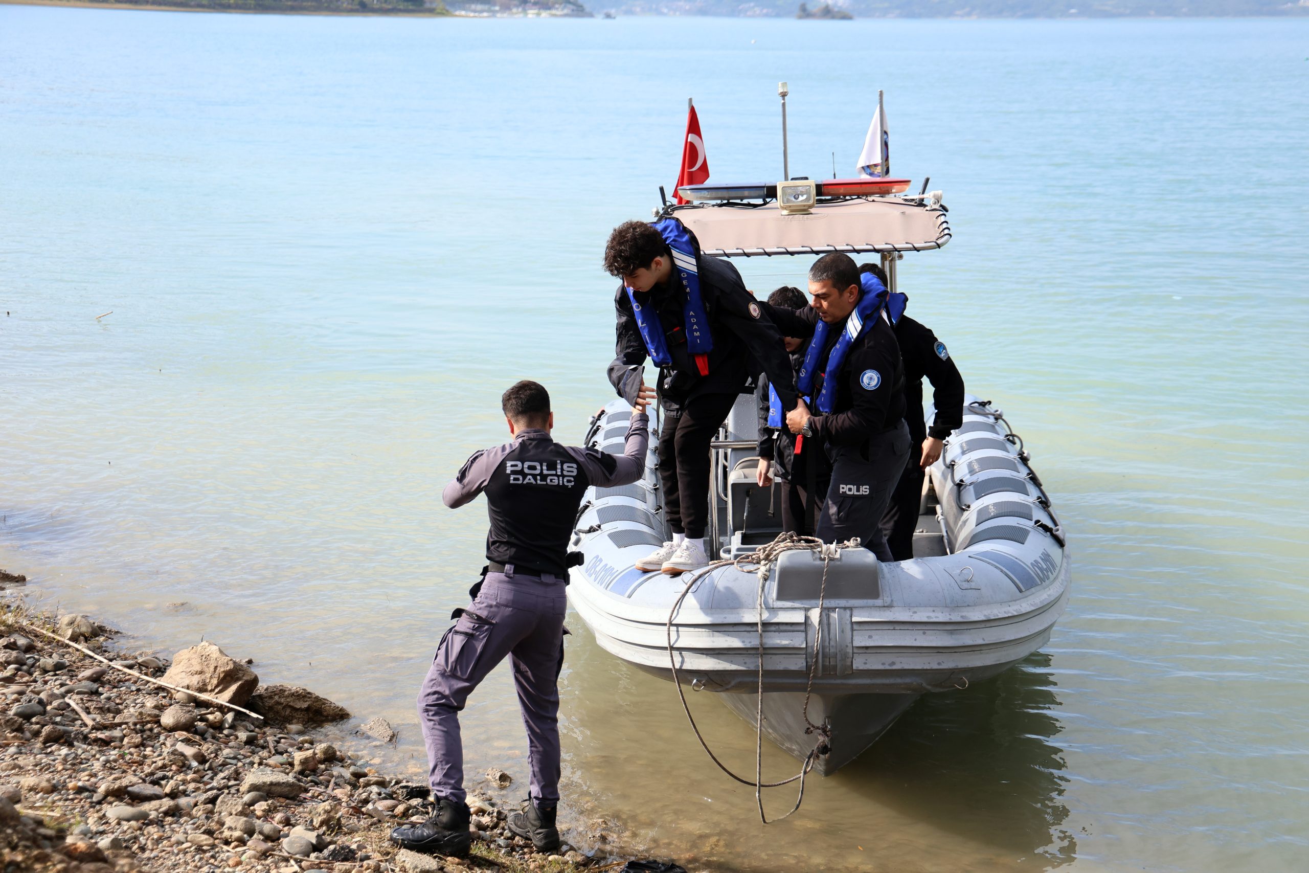 Deniz bisikleti ile göle açılıp, mahsur kalan gençleri su altı polisi kurtardı