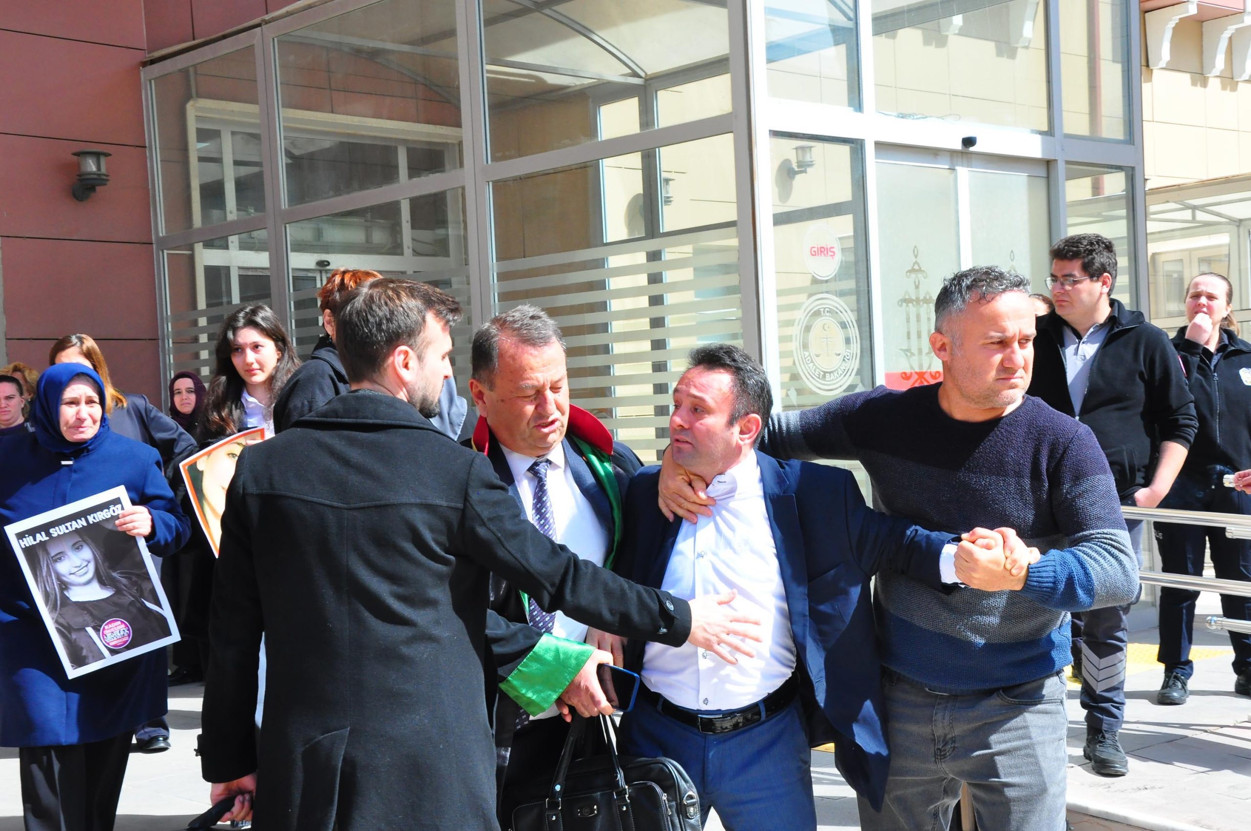 direksiyon egitmeninin oldurdugu hilalin davasinda adliyede gerginlik 65f97e0b12dea scaled