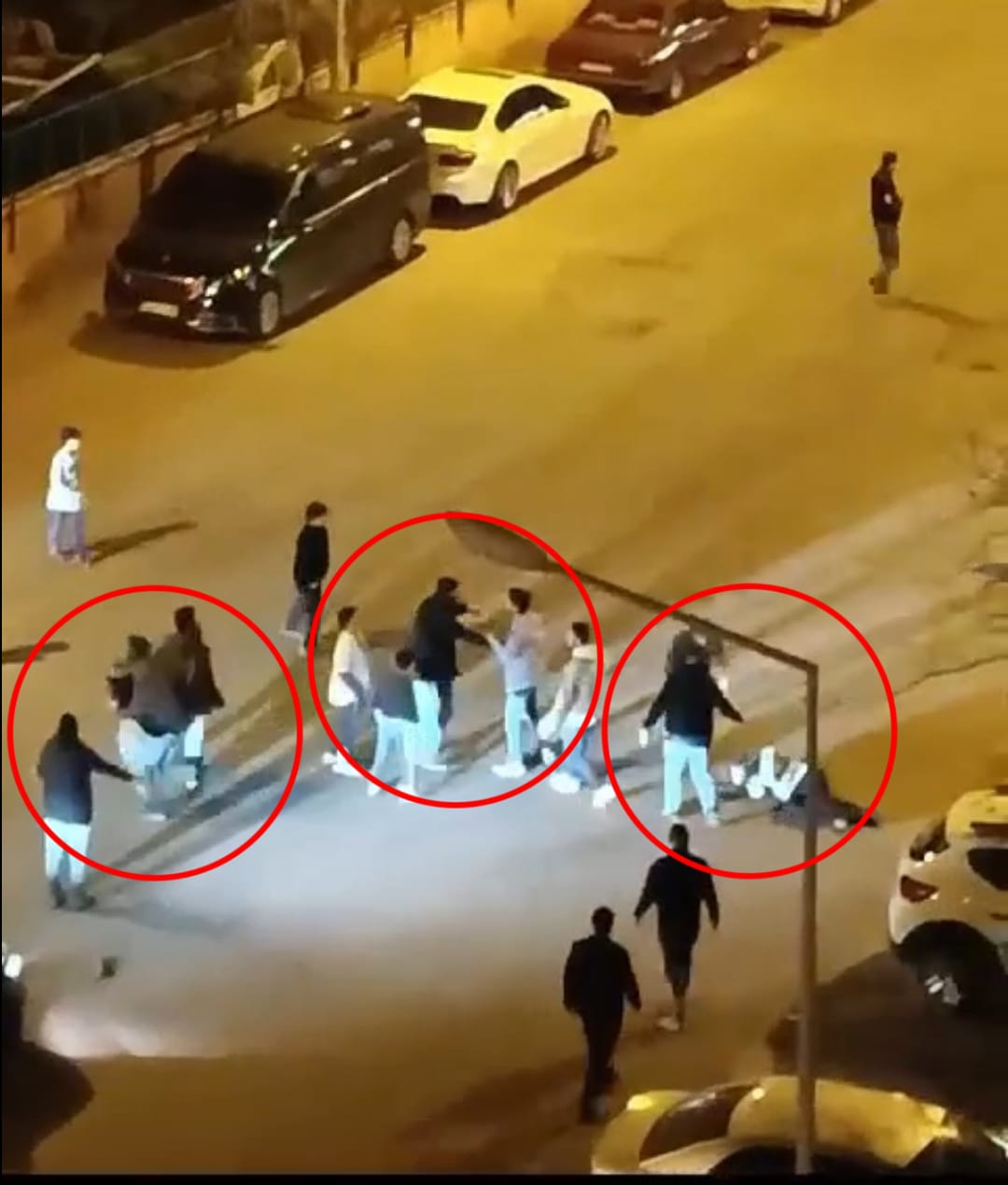 Diyarbakır'da tekme tokat kavga kamerada Diyarbakır'da tekme tokat kavga kamerada