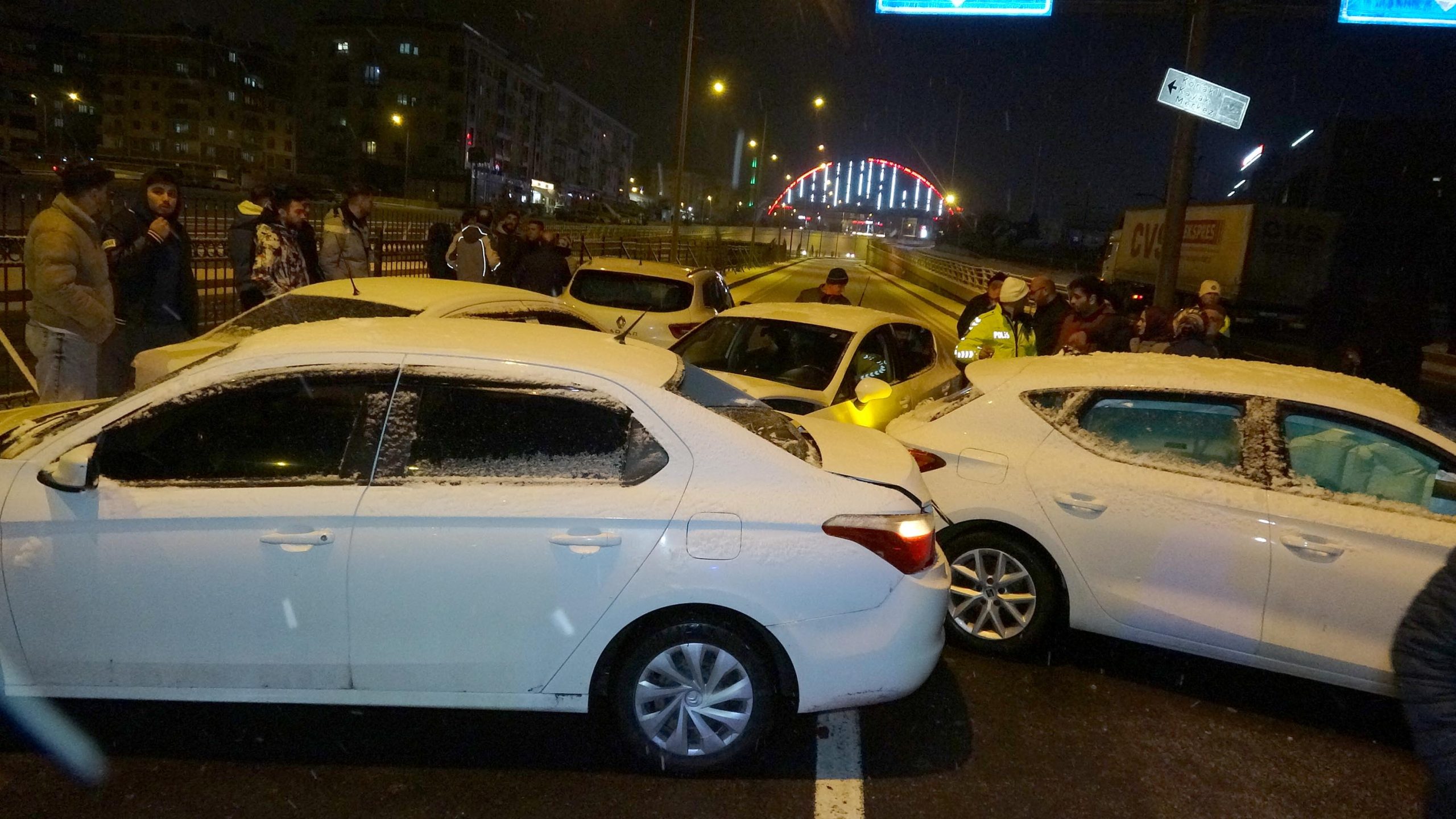 erzurumda buzlanma 30 arac birbirine girdi 13 kisi yaralandi 65fe131591ffe scaled