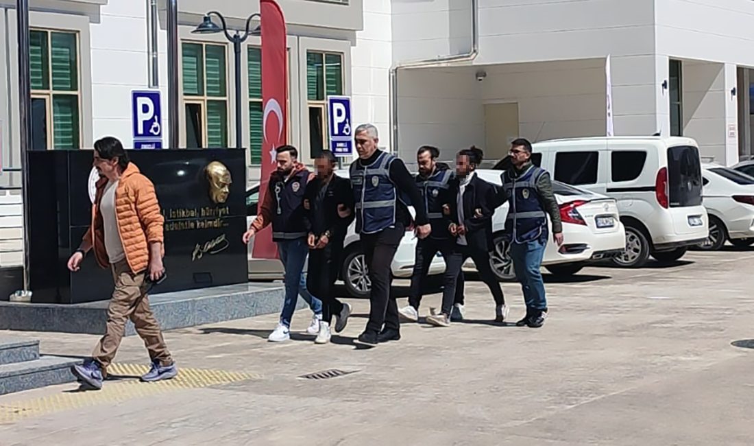 Ali GÖKDAL / KOZAN, (Adana), – ADANA’DA, eşiyle yolda yürüyen