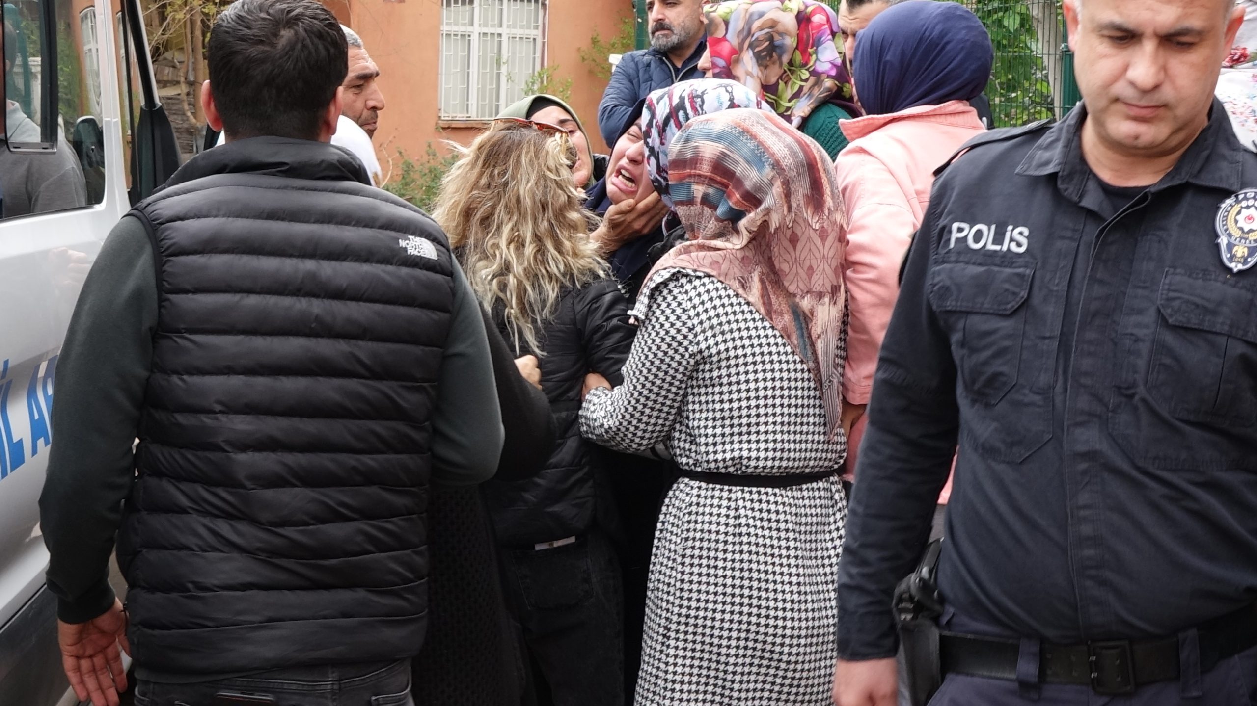 Evdeki yangında 3 aylık Meva öldü, sınavdan dönen annesi sinir krizi geçirdi Evdeki yangında 3 aylık Meva öldü, sınavdan dönen annesi sinir krizi geçirdi