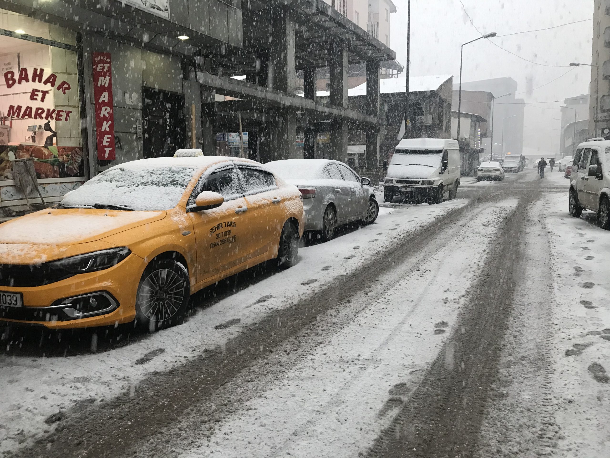 Hakkari'de kar ve tipi günlük yaşamı olumsuz etkiledi