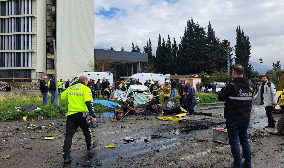 Sedat İSKENDERUNOĞLU/ DÖRTYOL(Hatay), – HATAY’ın Dörtyol ilçesinde, otomobille TIR’ın çarpışması