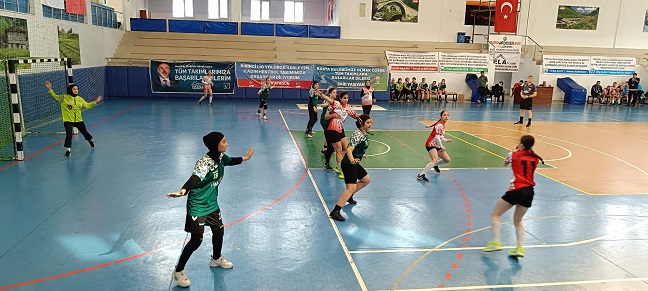 Türkiye Hentbol Bayanlar 2. Lig play-off maçları Rize Ardeşende oynanıyor.