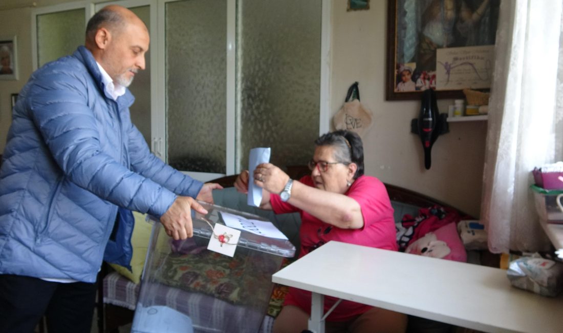 Burhan CEYHAN/AYDIN, -AYDIN’da evlerinden çıkamayan yaşlı ve hasta vatandaşlar getirilen