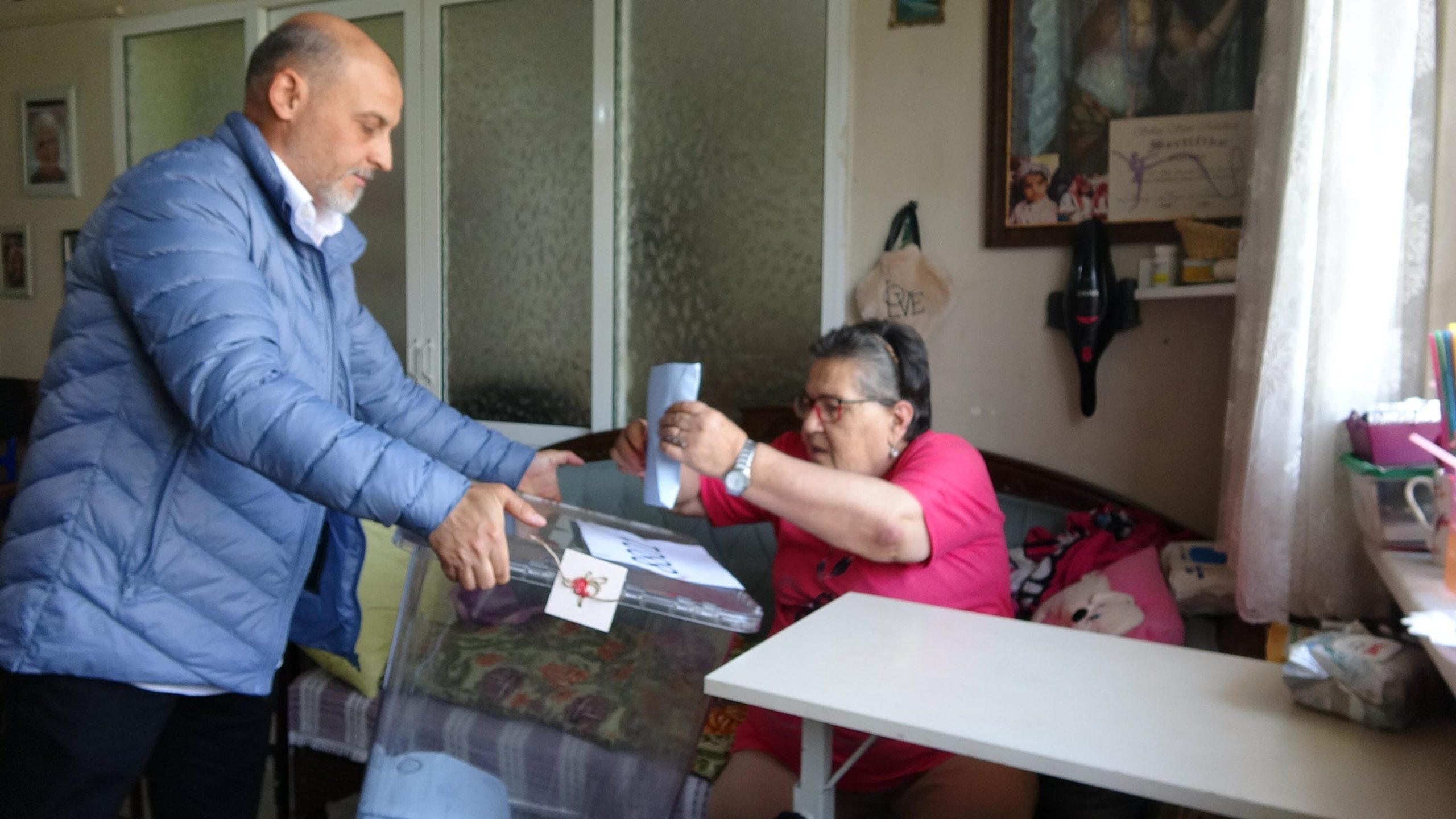 'Her seçimde koşarak sandığı giderdim, ilk kez evde oy kullandığım için çok duygulandım' 'Her seçimde koşarak sandığı giderdim, ilk kez evde oy kullandığım için çok duygulandım'