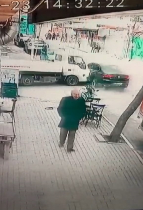 istanbul avcilarda polisten kacan supheliler park halindeki araclara carpti 65feebe9ec0fe