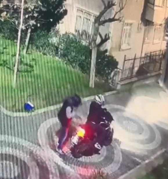 Ali AKSOYER/İSTANBUL, – BAĞCILAR’da, motosikletli kişiler, muhtarlık seçim ofisi önünde