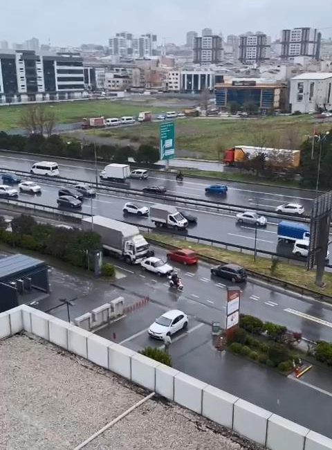 Soner HASIRCIOĞLU/İSTANBUL, – KÜÇÜKÇEKMECE, Basın Ekspres yan yolda iki sürücü