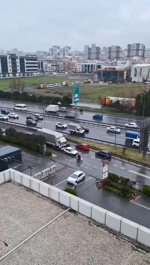 istanbul kucukcekmecede suruculerin cekicli yol verme kavgasi 65fd3ca618c6f