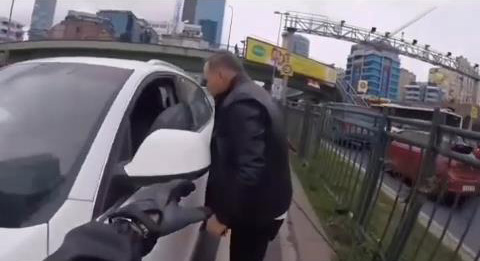 İstanbul, -ŞİŞLİ’de korna çalma meselesi yüzünden iki sürücü arasında tartışma