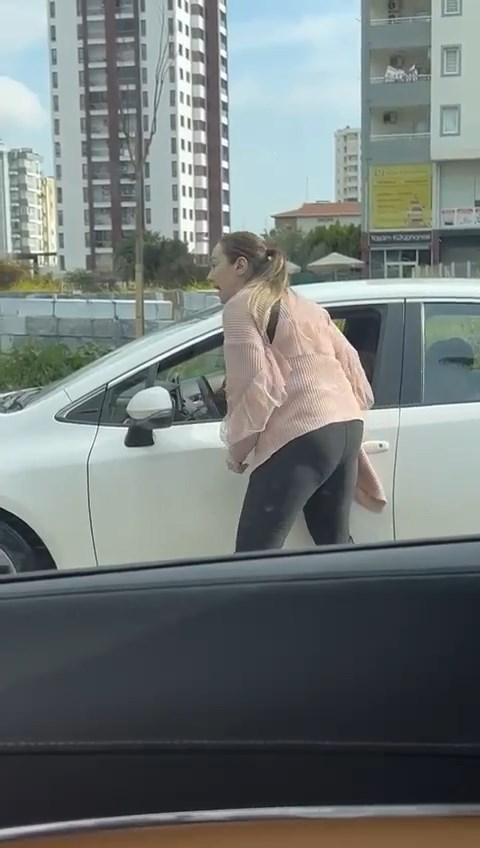 kadin ogretmen trafikte tartistigi hemcinsini darbetti 65fa98742823f