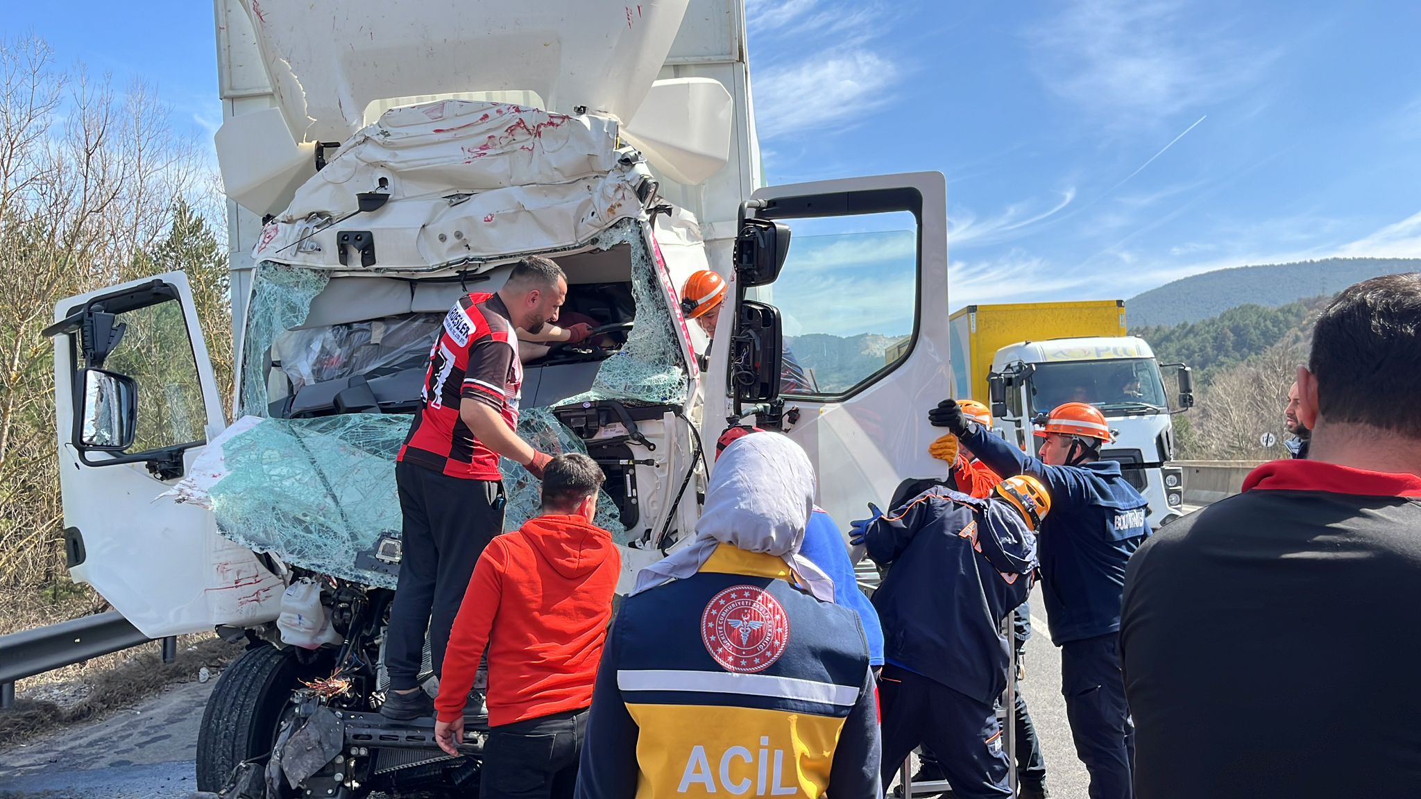 kamyon emniyet seridindeki tira carpti aracta sikisan soforu ekipler kurtardi 660800e34309d