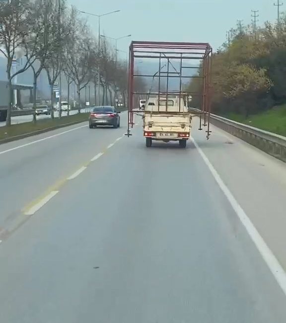 İsmail Hakkı SEYMEN/BURSA, – BURSA’da, kamyonetin kasasında çelik kulübe iskeletinin
