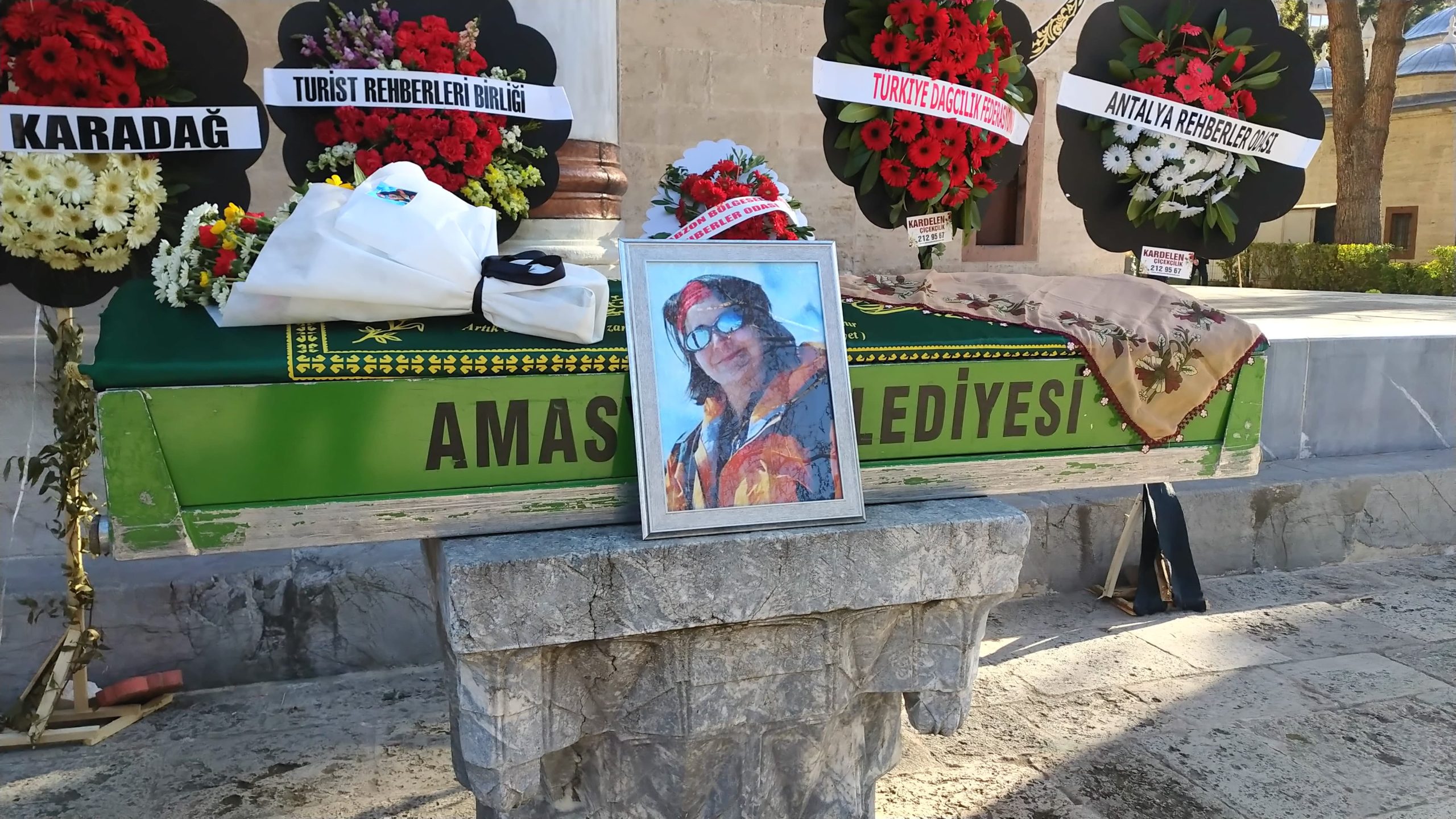 Kar kütlesinin altında kalarak ölen rehber İnan, Amasya’da toprağa verildi