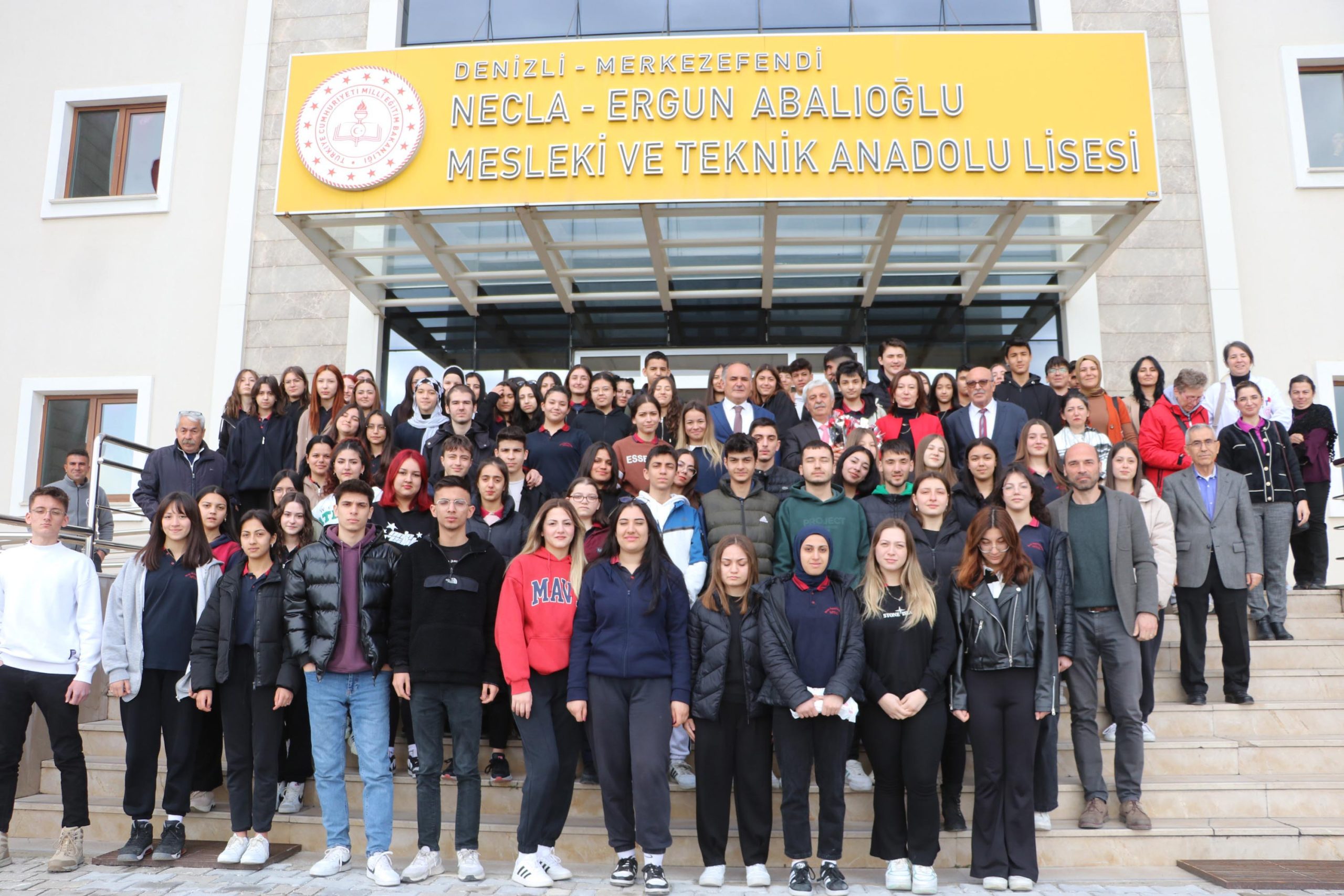 mezun oldugu okuldan 40 yil sonra emekli olan ogretmene ogrencilerinden 40 karanfil 65fe8e22d73ad scaled