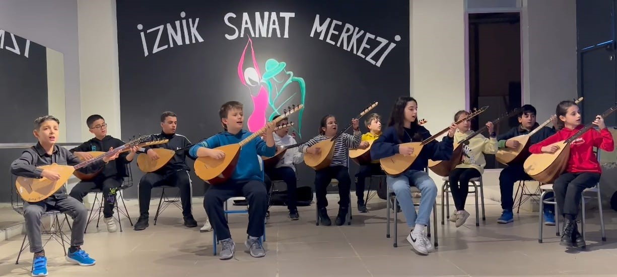 ogrenciler baglama calip canakkale turkusunu soyledi 65f8464fca657