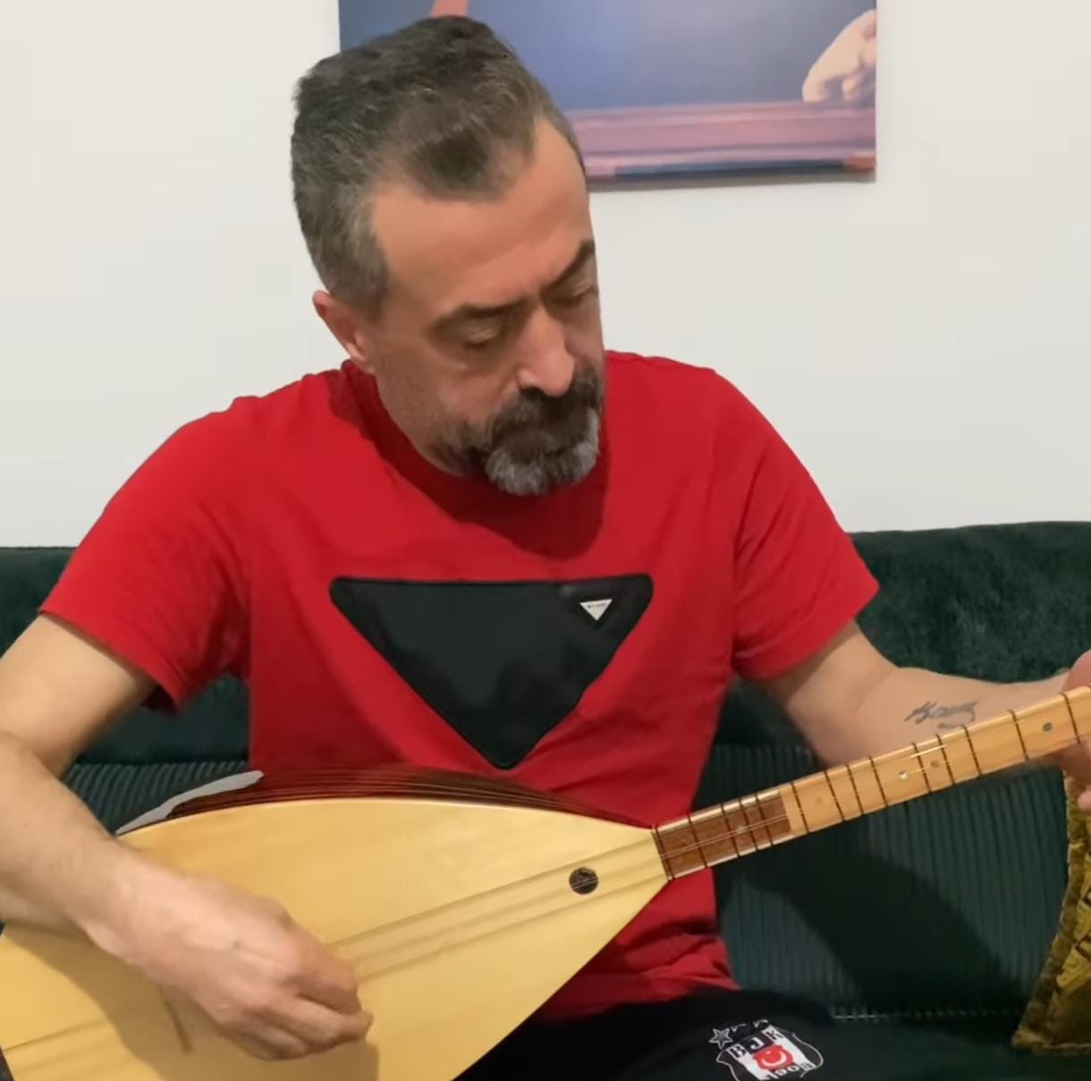 Sosyal medyadan 'Beni evlatlarımdan başkası affetmesin' diye yazan yerel sanatçı, yarım saat sonra otobüsün altında can verdi Sosyal medyadan 'Beni evlatlarımdan başkası affetmesin' diye yazan yerel sanatçı, yarım saat sonra otobüsün altında can verdi