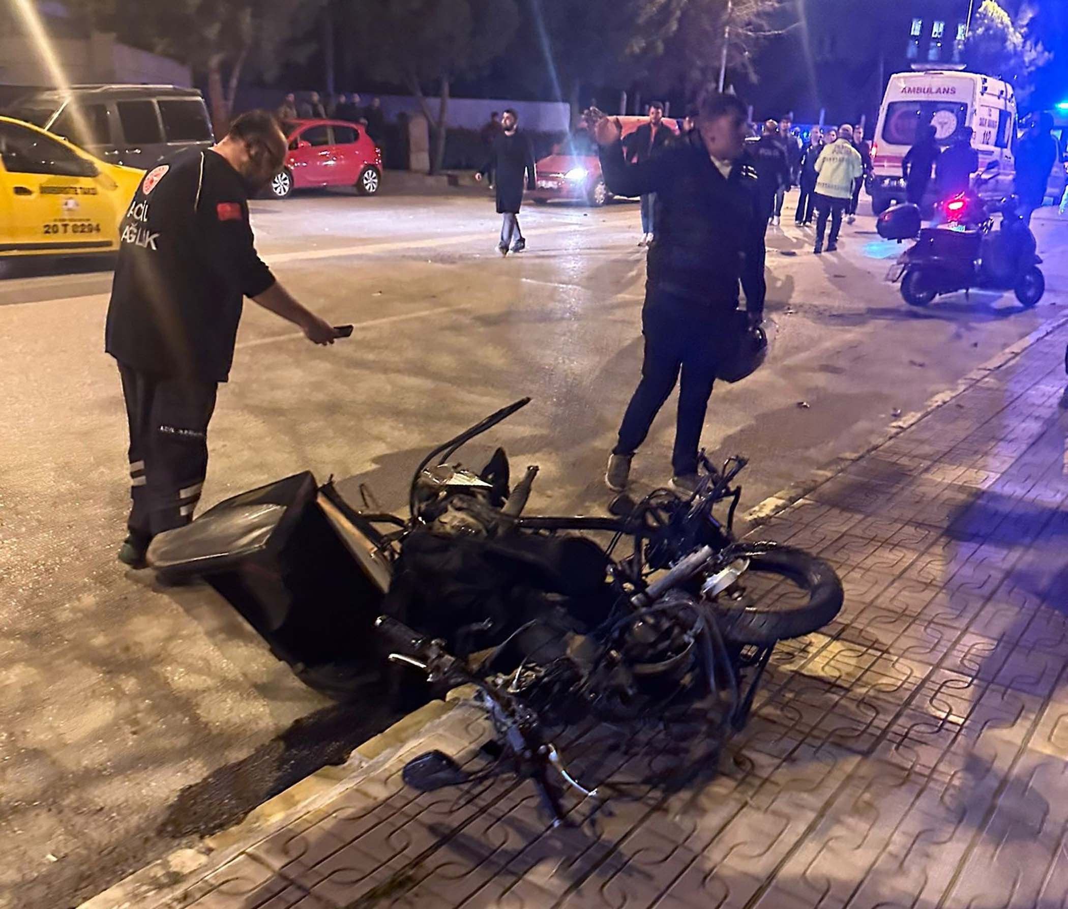 Sürücüsünün hatalı sollama yaptığı otomobilin çarptığı motosikletli kurye öldü