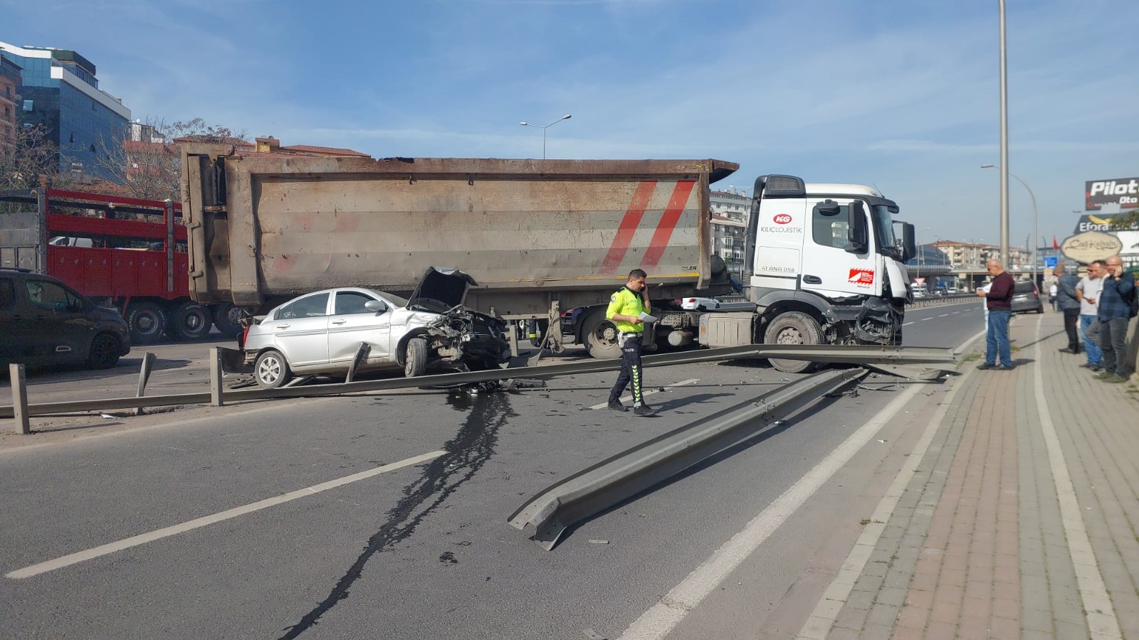 TIR park halindeki otomobile çarptı, kapanan yolda kilometrelerce kuyruk oluştu