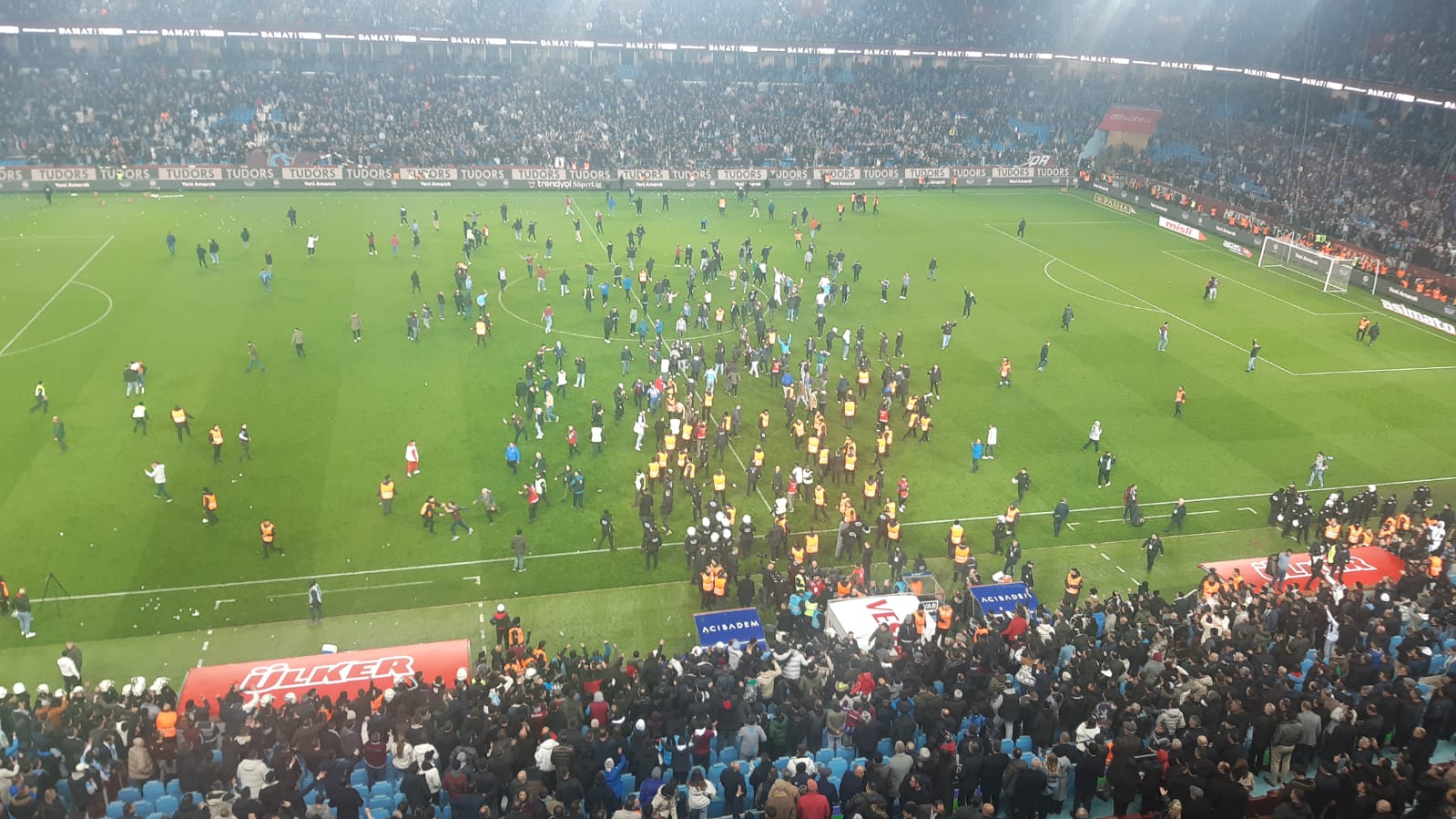 Trabzonsporlu taraftarlar maç sonunda sahaya indi (FOTOĞRAFLAR)